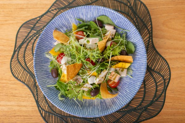 Quels sont les secrets des chefs pour transformer les recettes classiques en plats modernes ?